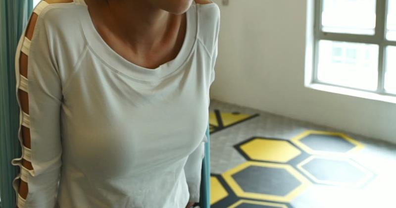 [明星]唐艺昕近距离拍摄瑜伽紧身高清视频[2v-3.95G-1080P]