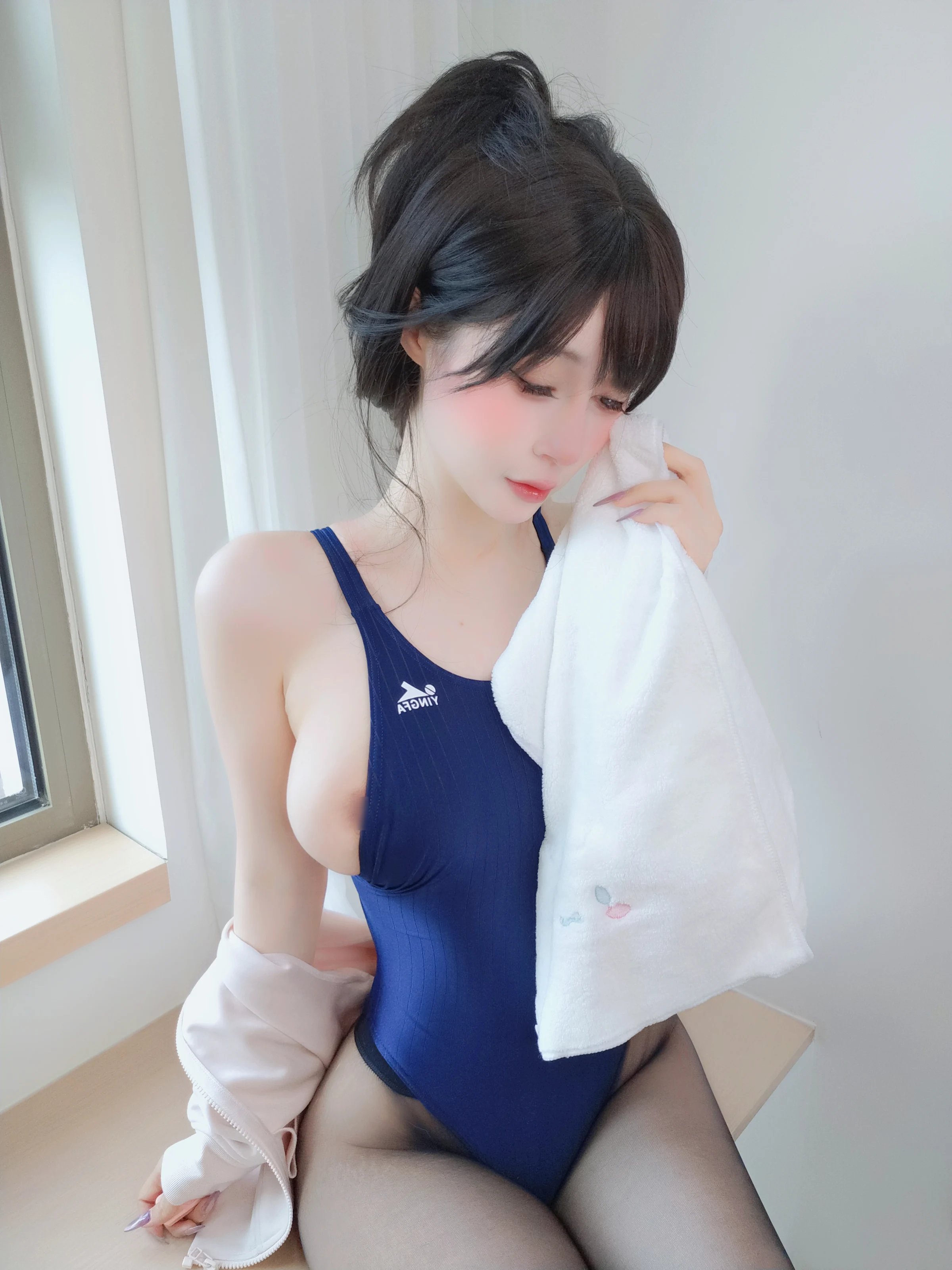 白银81 – 自摄Vol.99 黑丝死库水