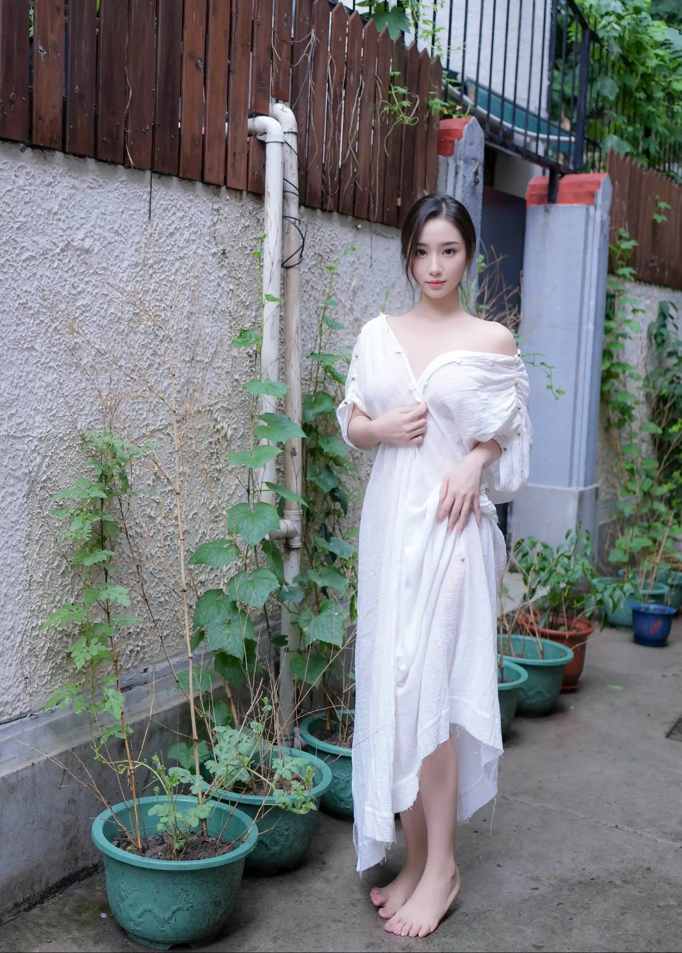 XR 无删减版 No.10603 楠芝 身着白色长裙的美女画家插图1 XR 无删减版 No.10603 楠芝 身着白色长裙的美女画家插图1
