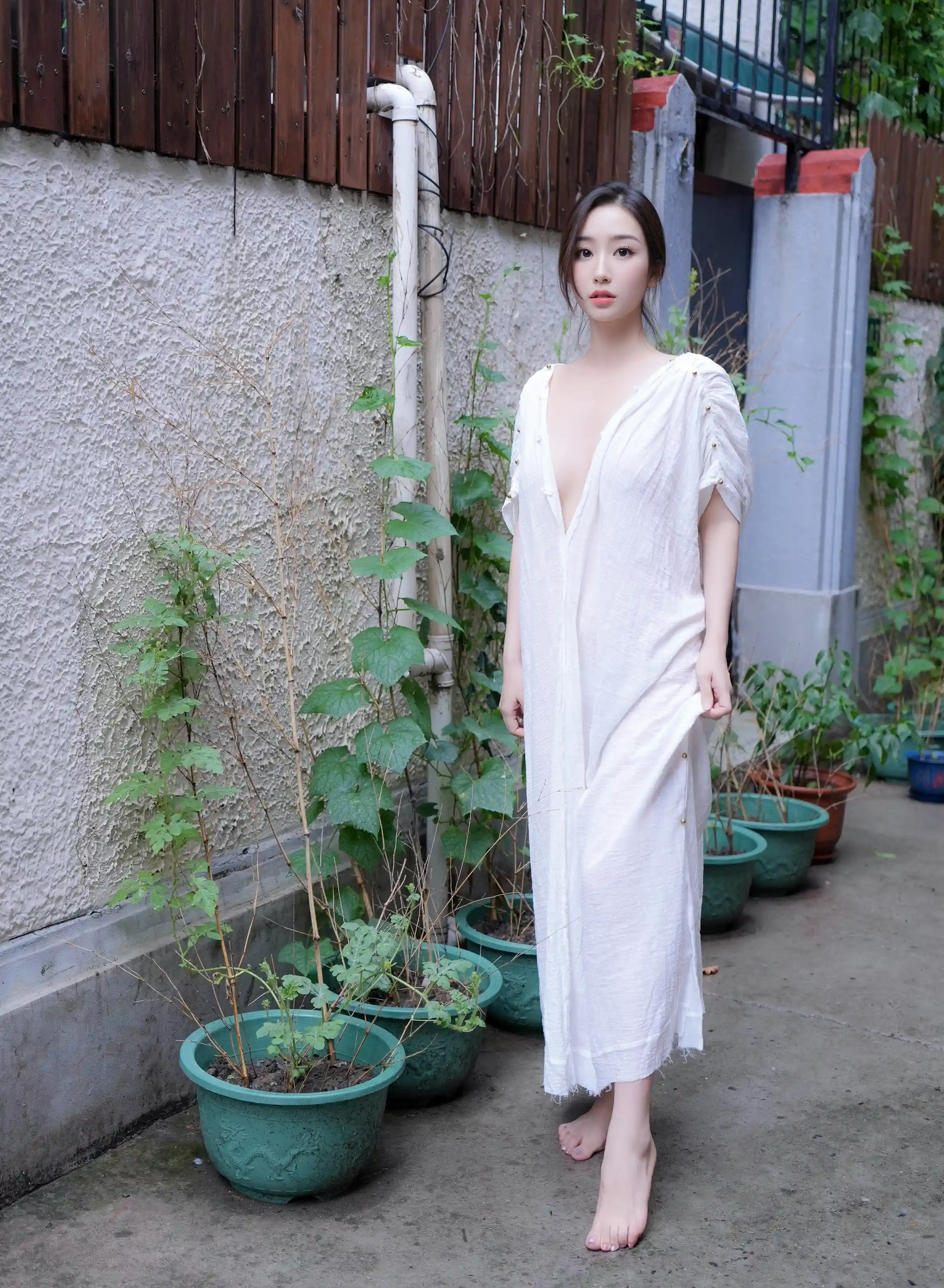 XR 无删减版 No.10603 楠芝 身着白色长裙的美女画家插图2 XR 无删减版 No.10603 楠芝 身着白色长裙的美女画家插图2